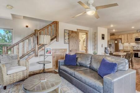 Cabin~Views~Heart Of Town~W&D~Fireplace~Kitchen وودلاند بارك المظهر الخارجي الصورة